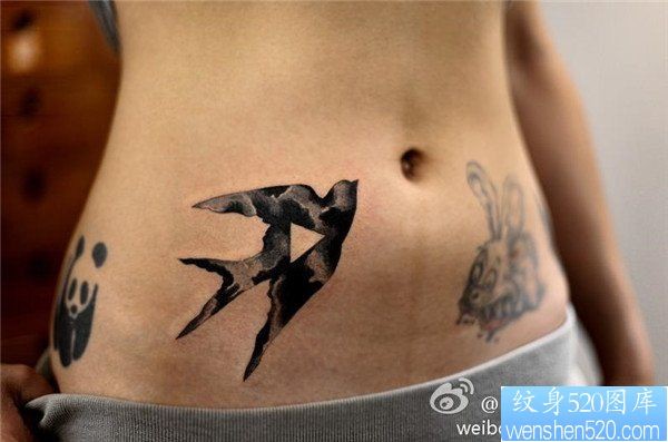 点击大图看下一张：腹部燕子黑灰水墨范儿纹身图案