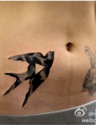 腹部燕子纹身图案