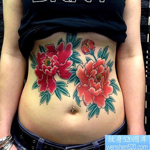 点击大图看下一张：女性腹部牡丹花纹身图案
