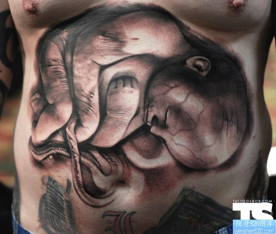 点击大图看下一张：腹部个性胎儿纹身图案