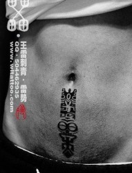 男人腹部时尚经典的玛雅图腾纹身图片