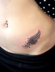女性腹部翅膀纹身图案