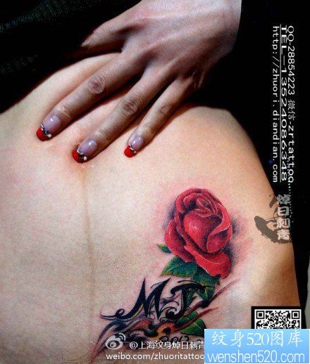 点击大图看下一张：美女腹部潮流时尚的玫瑰花纹身图片