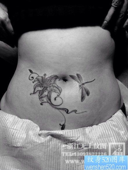 点击大图看下一张：女性腹部时尚的黑白百合花与蜻蜓纹身图片