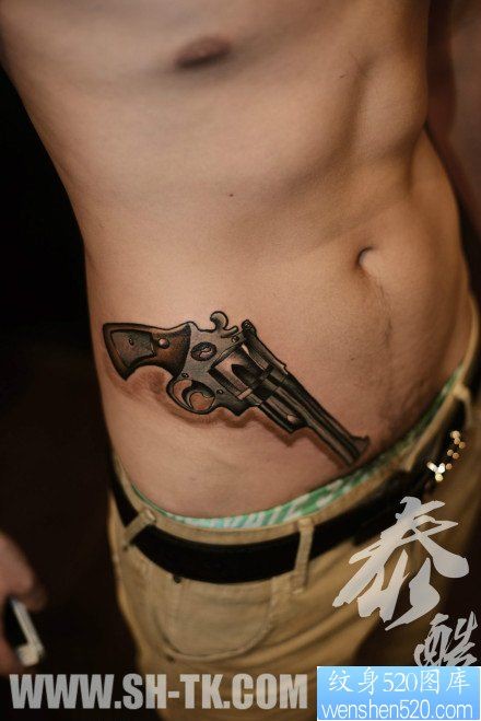 点击大图看下一张：男人腹部潮流经典的手枪纹身图片