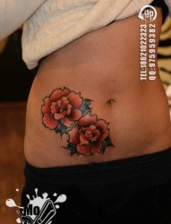 一款女性腹部玫瑰花纹身图案