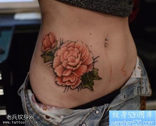 点击大图看下一张：一款女性腹部玫瑰花纹身图案