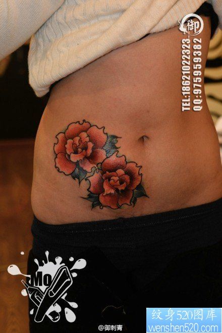 点击大图看下一张：女人腹部唯美好看的玫瑰花纹身图片