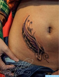 一幅腹部翅膀纹身图片由纹身520图库推荐