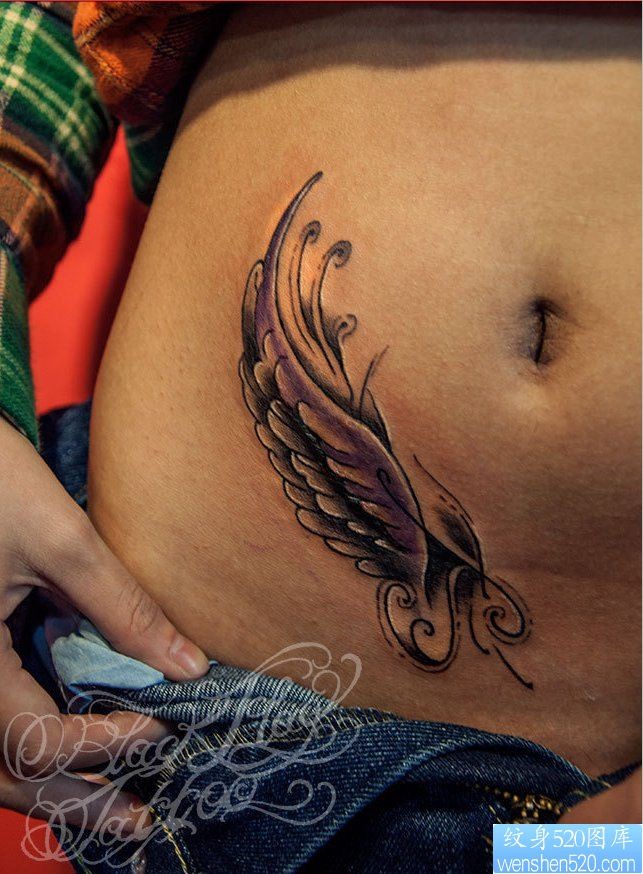 点击大图看下一张：一幅腹部翅膀纹身图片由纹身520图库推荐