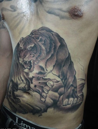 点击大图看下一张：男士腹部猛兽纹身图案图5