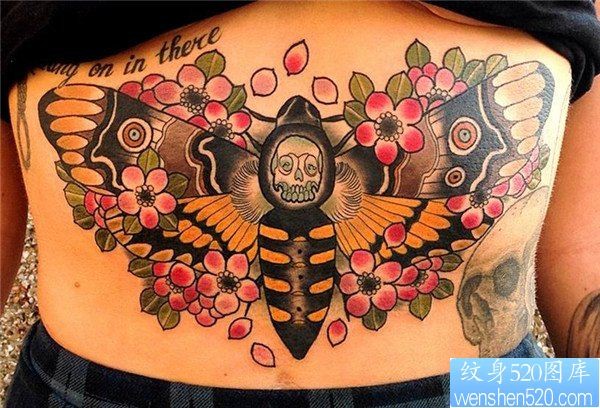 点击大图看下一张：腹部彩色蝴蝶纹身图案
