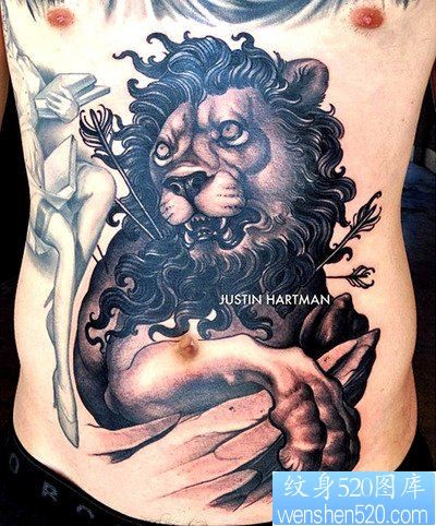 点击大图看下一张：腹部黑白狮子纹身图案