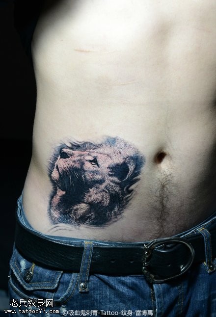 点击大图看下一张：腹部小萌狮子纹身图案