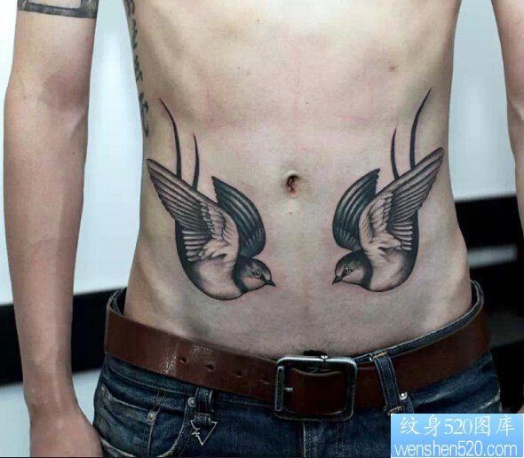 点击大图看下一张：腹部双飞燕纹身图案