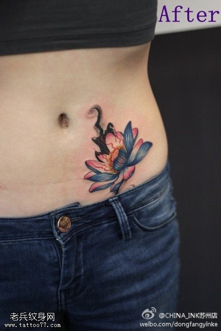 点击大图看下一张：一款女性腹部彩色莲花纹身图案