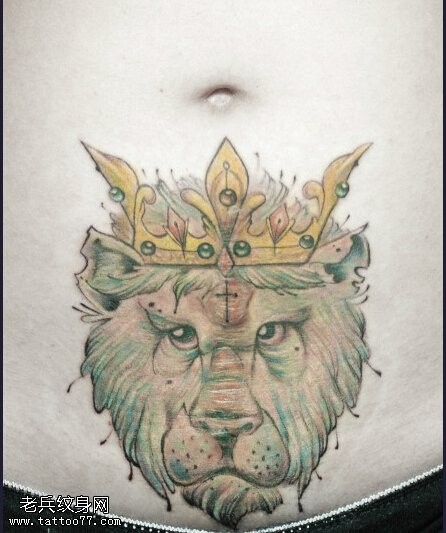 点击大图看下一张：腹部彩色霸气的狮子皇冠纹身图案