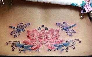 点击大图看下一张：女士臀部漂亮的蜻蜓荷花纹身图案