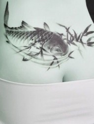 女性臀部的水墨鱼纹身