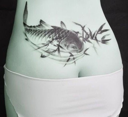 点击大图看下一张：女性臀部的水墨鱼纹身
