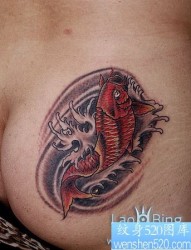 臀部纹身图片：臀部鲤鱼纹身图片纹身作品