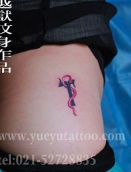一幅女孩子臀部好看的小蛇字母纹身图片