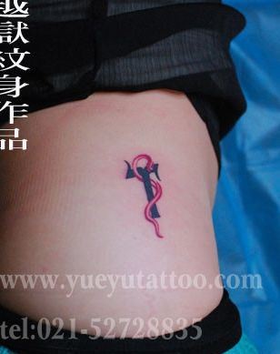 点击大图看下一张：一幅女孩子臀部好看的小蛇字母纹身图片