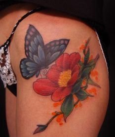 点击大图看下一张：臀部纹身图片：臀部彩色蝴蝶花卉纹身图片纹身作品