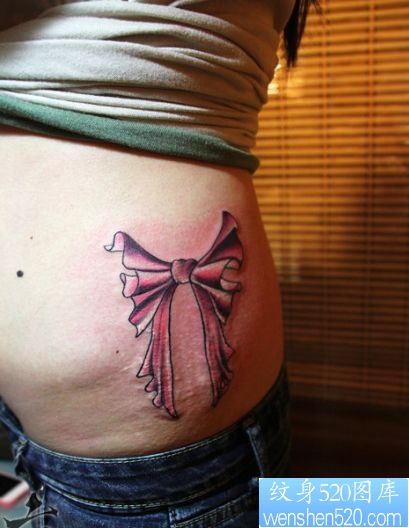 点击大图看下一张：一幅女孩子臀部蝴蝶结纹身图片