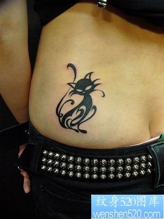 点击大图看下一张：臀部纹身图片：美女臀部图腾猫咪纹身图片纹身作品