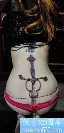 点击大图看下一张：美女臀部宝剑纹身图片—性感