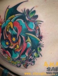 臀部纹身图片：美女臀部彩色欧美花卉骷髅纹身图片纹身作品