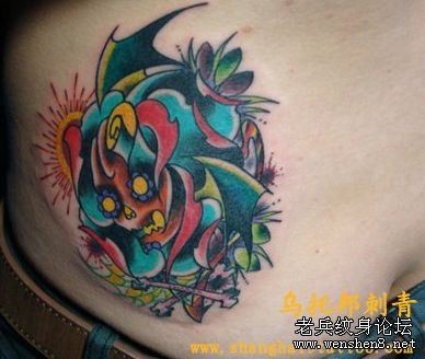 点击大图看下一张：臀部纹身图片：美女臀部彩色欧美花卉骷髅纹身图片纹身作品
