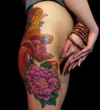 点击大图看下一张：华丽的彩色纹身美女臀部彩色凤凰牡丹纹身图片
