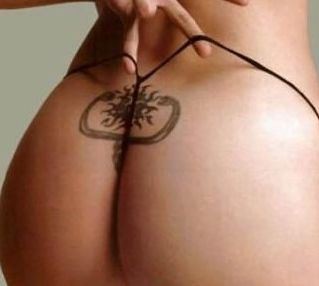 点击大图看下一张：超级诱人的美女臀部纹身图片作品