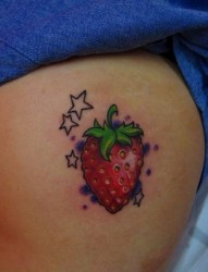 女孩子臀部草莓纹身图片