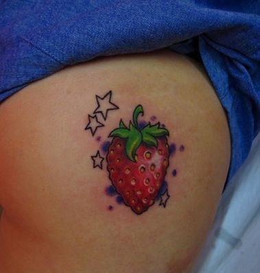 点击大图看下一张：女孩子臀部草莓纹身图片