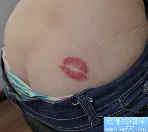 点击大图看下一张：女孩子臀部彩色唇印纹身图片