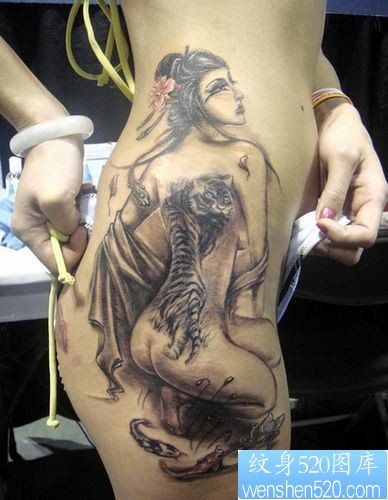 点击大图看下一张：臀部纹身图片：臀部美女纹身图片纹身作品