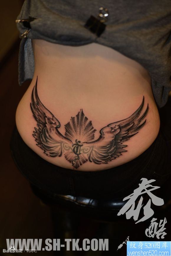 点击大图看下一张：女人臀部翅膀梵文图腾纹身图片