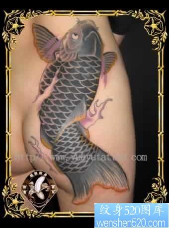 点击大图看下一张：臀部的一幅黑灰鲤鱼纹身图片作品