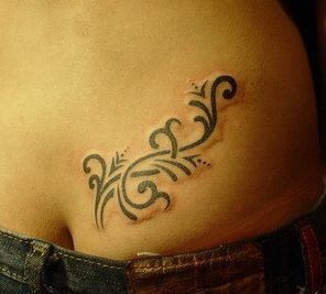 点击大图看下一张：美女臀部的一幅图腾藤蔓纹身图片纹身作品