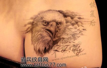 点击大图看下一张：一幅臀部老鹰纹身图片