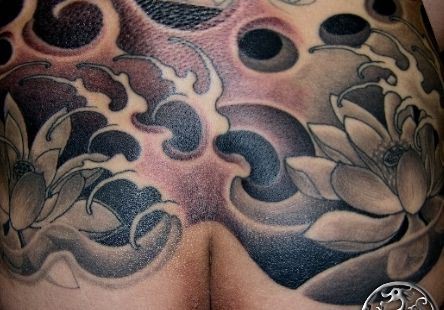 点击大图看下一张：黑灰的臀部莲花纹身图片纹身作品