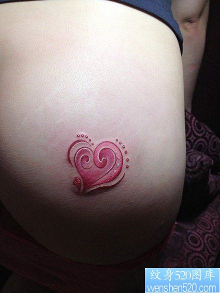 点击大图看下一张:美女臀部精美的一幅彩色爱心纹身图片