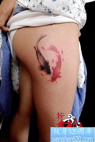 点击大图看下一张：女性臀部唯美的水墨画鲤鱼纹身图片