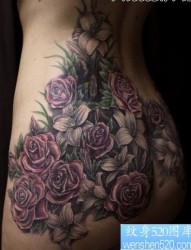 臀部纹身图片：臀部彩色玫瑰花卉纹身图片纹身作品