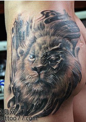 点击大图看下一张：臀部霸气的狮头纹身图片