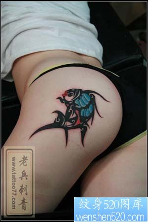 点击大图看下一张：美女臀部的一幅图腾鱼纹身图片纹身作品