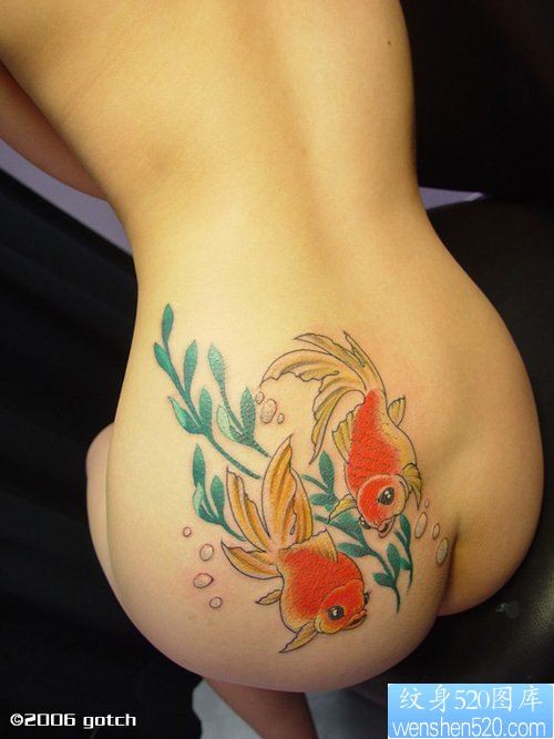 点击大图看下一张：女人臀部彩色小金鱼纹身图片